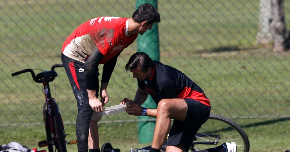03.jul.2014 - Goleiro da Bélgica, Courtois coloca proteção no joelho durante treino em Mogi das Cruzes