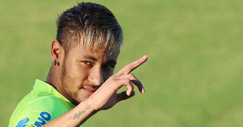 03.jul.2014 - Atacante Neymar, artilheiro do Brasil na Copa, sorri durante treinamento no estádio Presidente Vargas, em Fortaleza