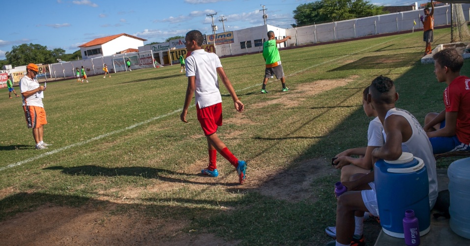 Garotos fazem teste para categoria de base do Serra Talhada Futebol Clube no estadio Estádio Municipal Nildo Pereira de Menezes, mais conhecido com Pereirão. 