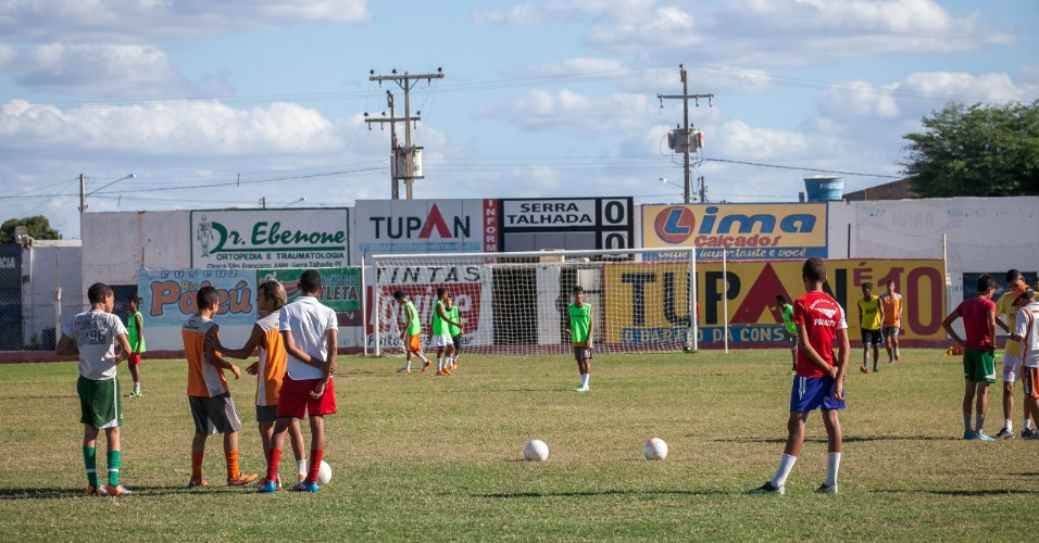 Garotos fazem teste para categoria de base do Serra Talhada Futebol Clube no estadio Estádio Municipal Nildo Pereira de Menezes, mais conhecido com Pereirão.