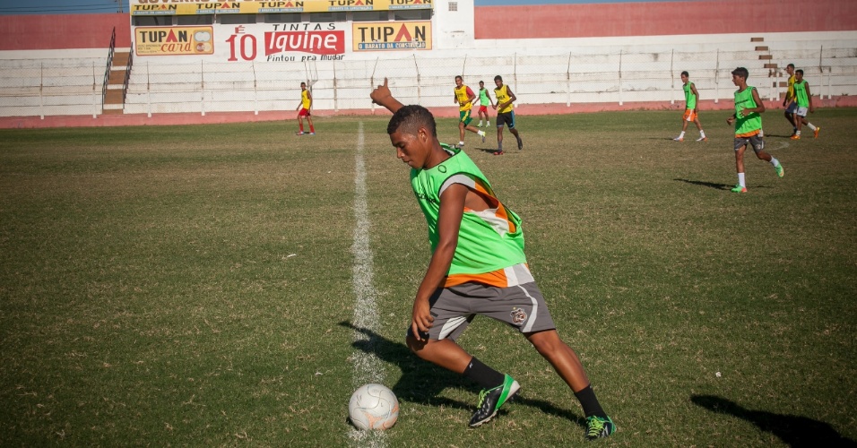 Garotos fazem teste para categoria de base do Serra Talhada Futebol Clube no estadio Estádio Municipal Nildo Pereira de Menezes, mais conhecido com Pereirão.
