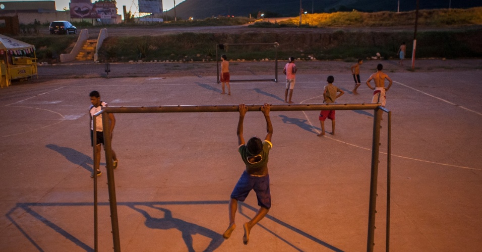 Garotos jogam bola no famoso xaxódromo da cidade que tem vista para a Serra.