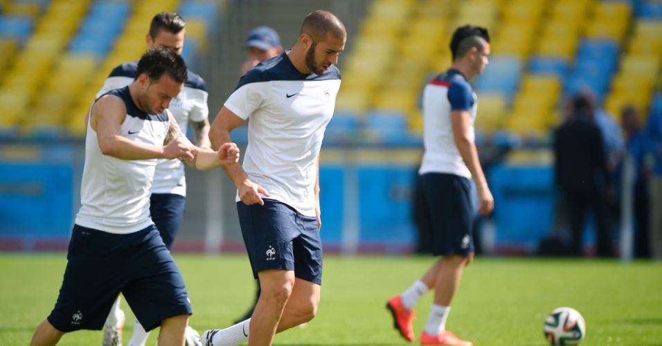 Jogadores da França treinam no estádio do Maracanã antes de enfrentar a Alemanha pelas quartas de final da Copa 