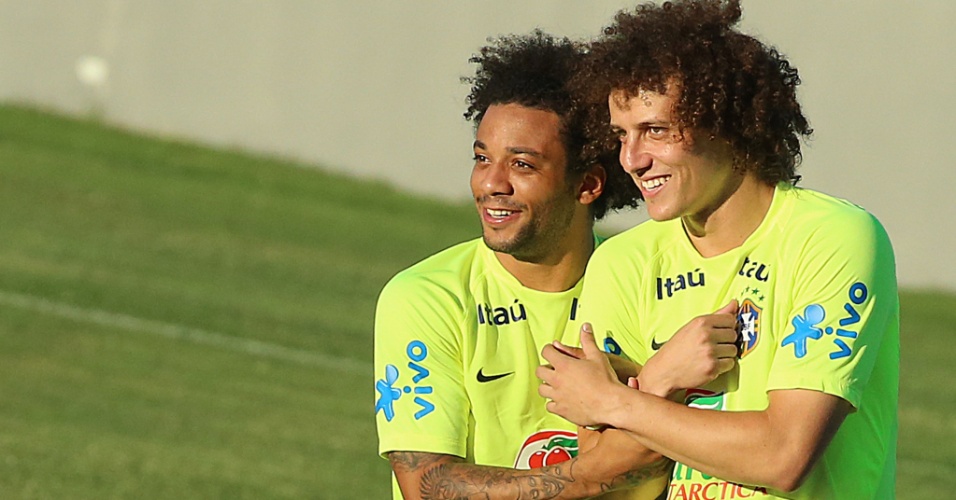 03.jul.2014 - Marcelo e David Luiz se abraçam e brincam no treino da seleção no estádio Presidente Vargas, em Fortaleza