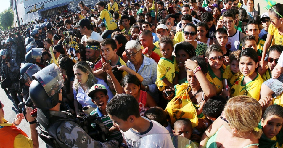 03.jul.2014 - Multidão do lado de fora do estádio Presidente Vargas aguarda o início do treinamento da seleção brasileira, na véspera do jogo contra a Colômbia