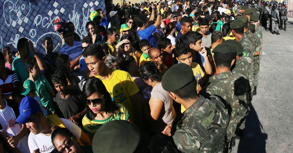 03.jul.2014 - Multidão do lado de fora do estádio Presidente Vargas aguarda o início do treinamento da seleção brasileira, na véspera do jogo contra a Colômbia