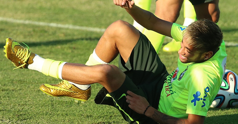 03.jul.2014 - Neymar cai no gramado e sorri durante o treinamento da seleção na véspera do jogo contra a Colômbia, pelas quartas de final da Copa