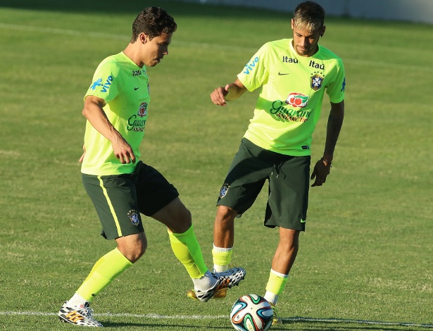 03.jul.2014 - Neymar divide a bola com Hernanes no estádio Presidente Vargas. O Brasil se prepara para o jogo contra a Colômbia, nesta sexta-feira, em Fortaleza