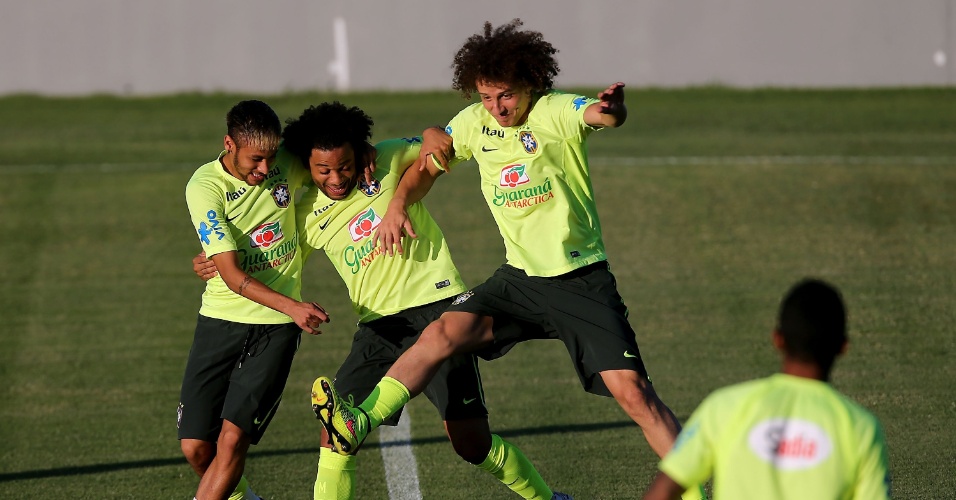 03.jul.2014 - Neymar, Marcelo e David Luiz brincam durante treino da seleção brasileira no estádio Presidente Vargas, em Fortaleza