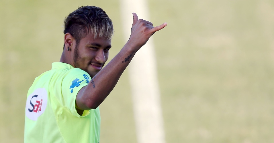 03.jul.2014 - Neymar sorri antes do treino do Brasil no estádio Presidente Vargas, em Fortaleza