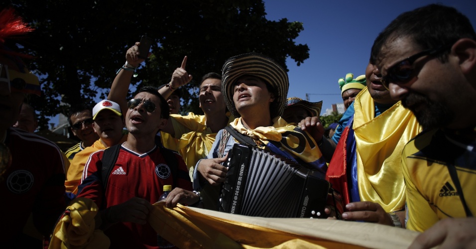 Torcedores da Colômbia fazem festa na praia de Iracema, em Fortaleza, um dia antes do jogo contra o Brasil