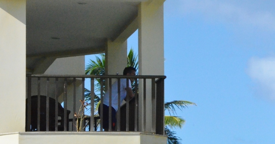 03.jul.2014 - Van Persie, da Holanda, admira paisagem de Salvador da janela do quarto do hotel da seleção