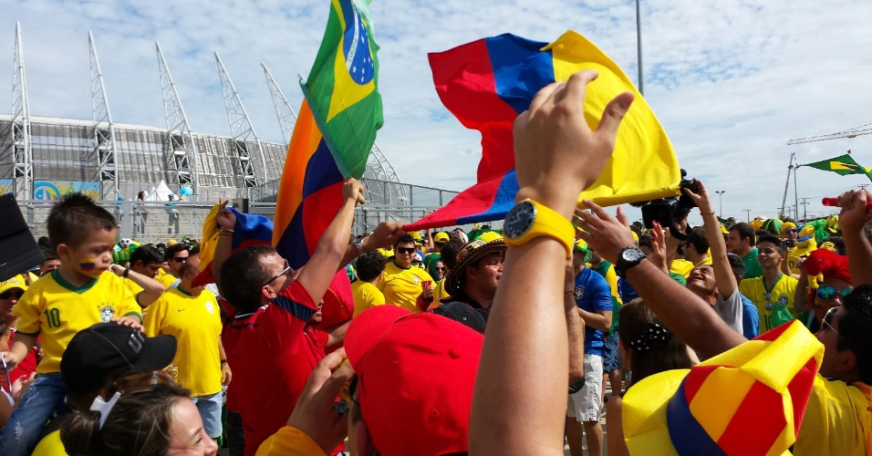 04.07.2014 - Torcedores da Colômbia chegam ao estádio Castelão para o jogo das quartas de final