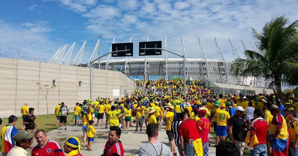 04.07.2014 - Torcedores do Brasil chegam ao estádio Castelão para o jogo das quartas de final