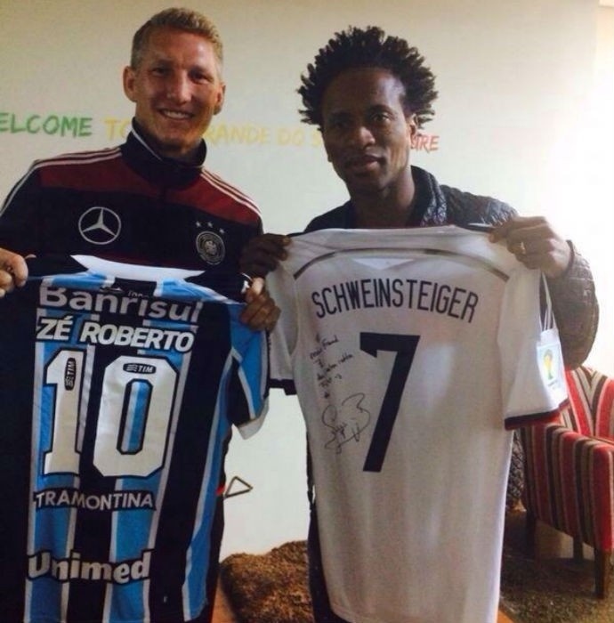 04.jul.2014 - Schweinsteiger e Zé Roberto passeiam juntos no Brasil e trocam camisas