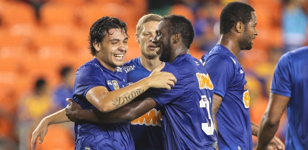Jogadores do Cruzeiro comemoram gol em uma das cinco vitórias que motiva ainda mais a equipe para o Brasileirão - Troy Taormina / Light Press