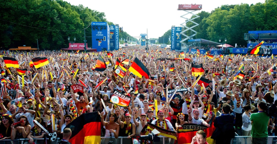 04.jul.2014 - Alemães tomaram as ruas de Berlim para assistirem ao jogo contra a França, pelas quartas de final