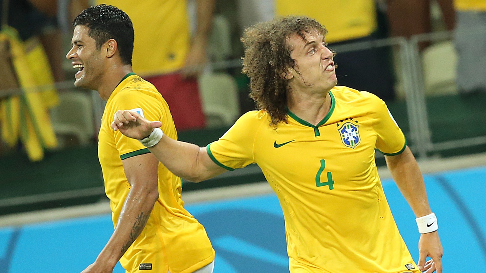 04.jul.2014 - Ao lado de Hulk, David Luiz comemora após marcar o segundo gol do Brasil na vitória por 2 a 1 sobre a Colômbia, no Castelão