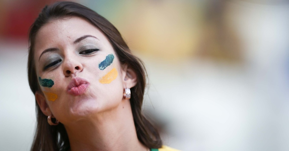 Brasileira manda beijo antes do jogo contra a Colômbia no Castelão