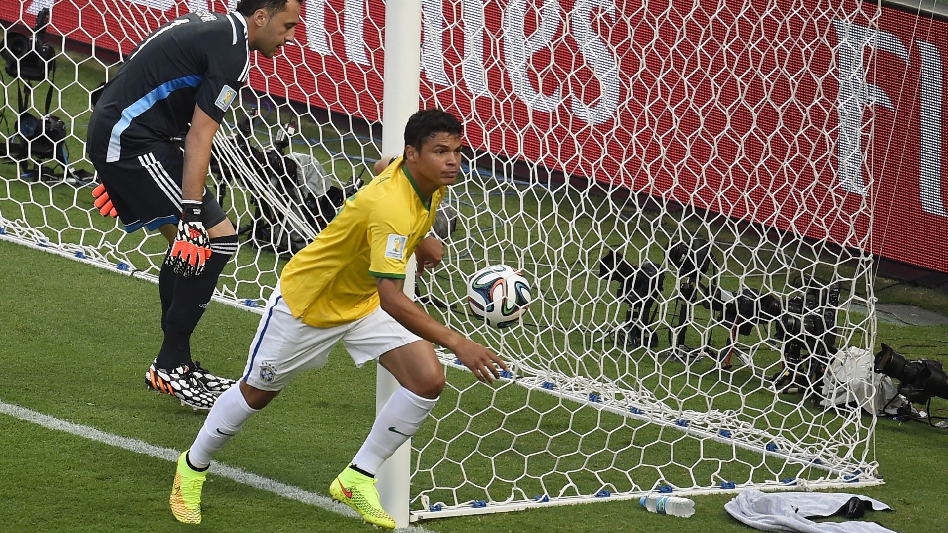 04.jul.2014 - Capitão Thiago Silva sai para comemorar após abrir o placar para o Brasil contra a Colômbia no Castelão