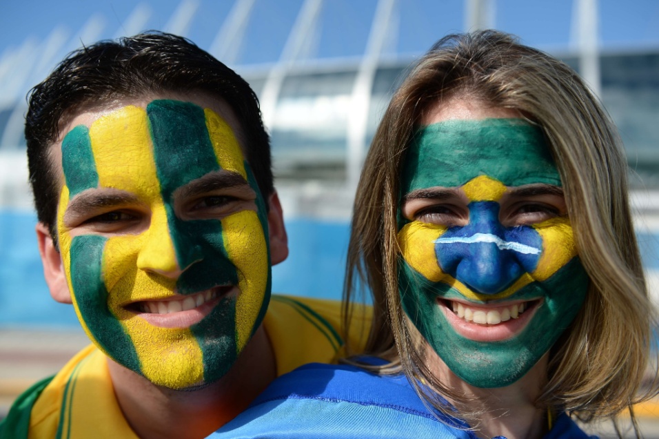 Casal mostra a torcida para o Brasil do lado de fora do Castelão, antes do jogo entre Brasil e Colômbia