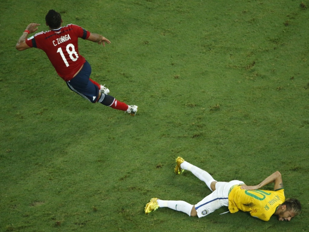 04.jul.2014 - Colombiano Zuniga corre após dar joelhada que lesionou Neymar. O atacante brasileiro fraturou uma vértebra e está fora da Copa do Mundo