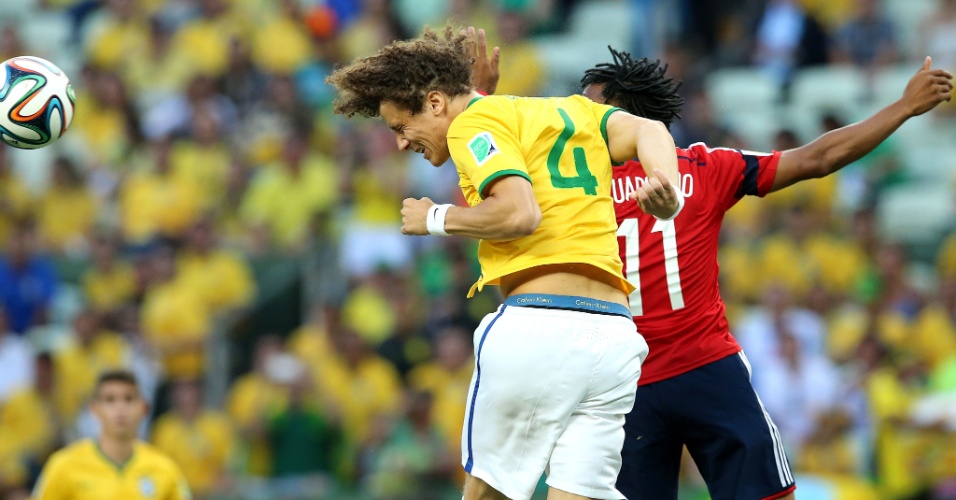 04.jul.2014 - David Luiz divide a bola com o colombiano Cuadrado no início da partida no Castelão