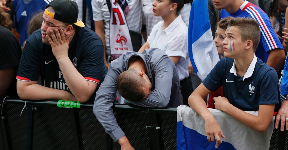 Franceses em Paris lamentam eliminação da Copa do Mundo após derrota para a Alemanha por 1 a 0