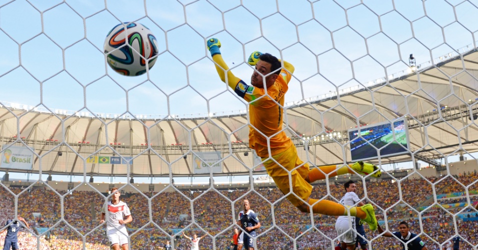 Hummels cabeceou sem chances para o goleiro Lloris e abriu o placar para a Alemanha contra a França, no Maracanã