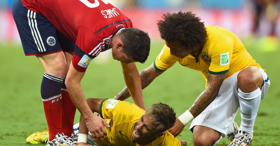 04.jul.2014 - James Rodríguez, da Colômbia, e Marcelo tentam acalmar Neymar que sofreu pancada nas costas e precisou deixar o gramado na vitória por 2 a 1 sobre os colombianos