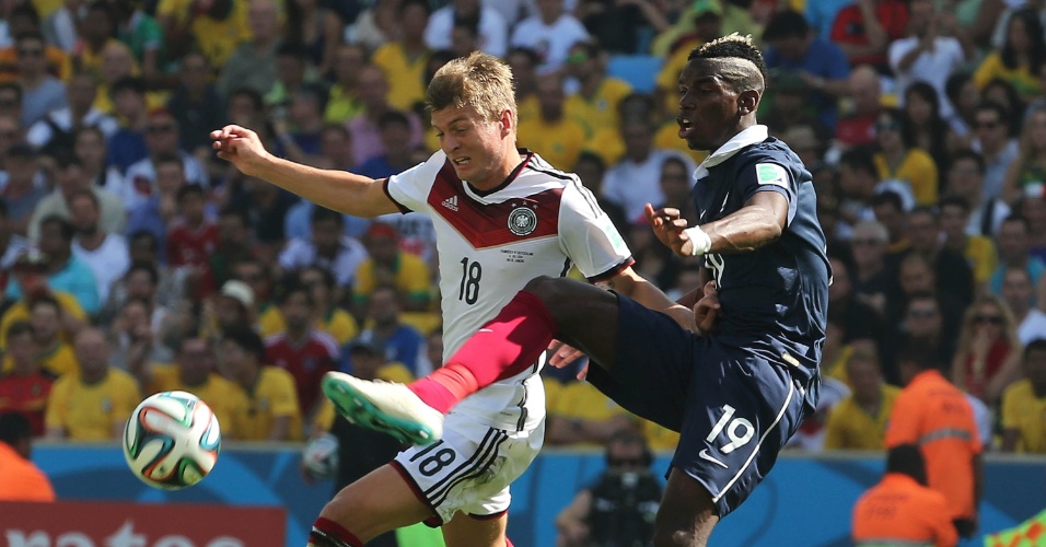 Kroos e Pogba disputal lance na partida entre Alemanha e França, no Maracanã
