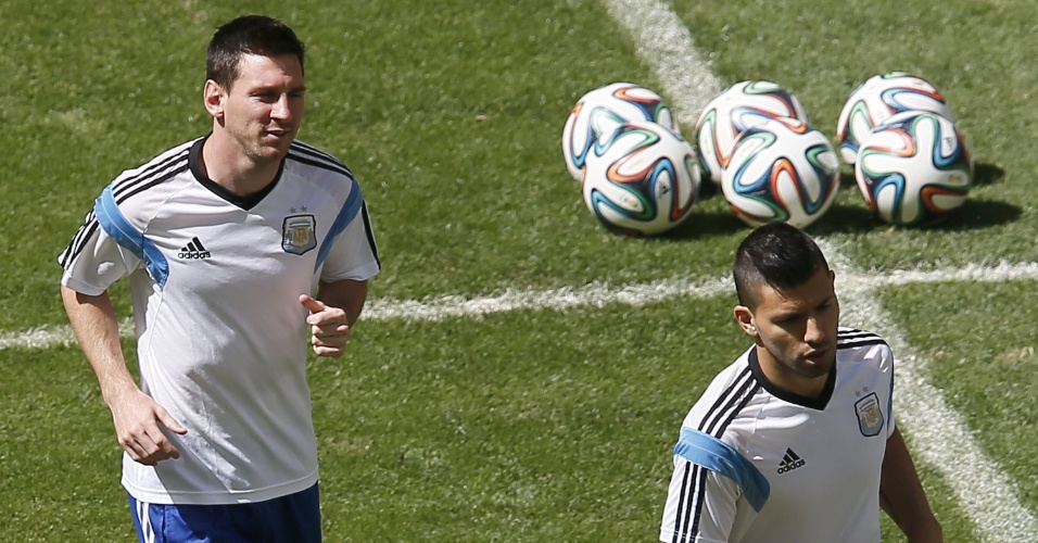 Messi e Agüero correm no gramado do estádio Mané Garrincha em treino da Argentina nesta sexta-feira 