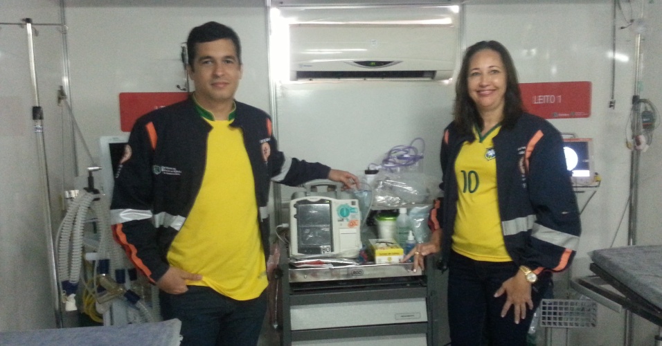 Neiva Timbó e Daniel Lima, os responsáveis pelo PMA, posam para foto com a camiseta do Brasil por baixo do uniforme