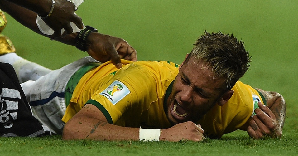 04.jul.2014 - Neymar sente muitas dores no final do jogo contra a Colômbia. O atacante deixou o gramado de maca e foi encaminhado ao hospital para realização de exames