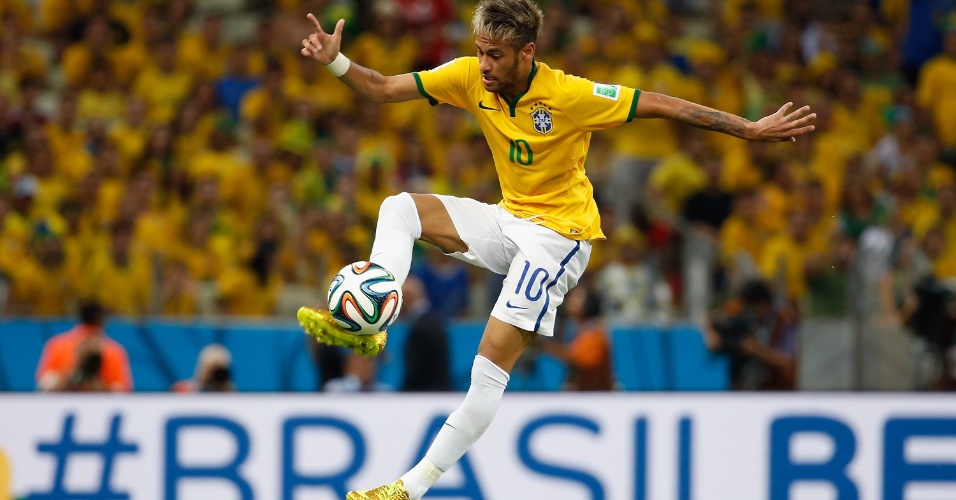04.jul.2014 - Neymar tenta dominar a bola e conduzir o Brasil para cima da Colômbia, durante o jogo no Castelão