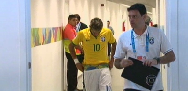 Neymar volta a exibir sunga no intervalo do jogo entre Brasil e Colômbia