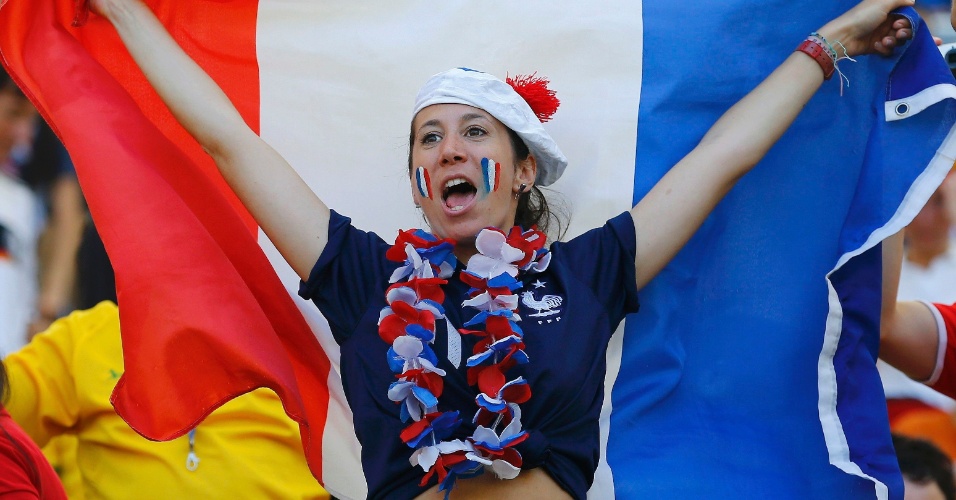 O lado francês do Maracanã também tem bandeira, como mostra esta torcedora