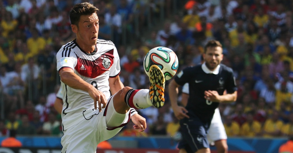 Ozil domina a bola durante jogo da Alemanha contra a França, no Maracanã, pelas quartas de final da Copa