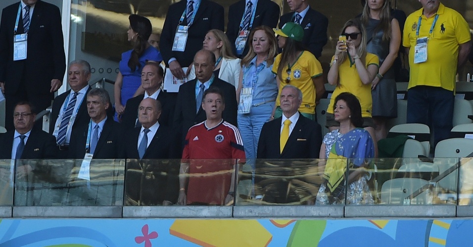 04.jul.2014 - Presidente da Colômbia, Juan Manuel Santos (camisa vermelha), vê o jogo ao lado de Joseph Blatter no Castelão