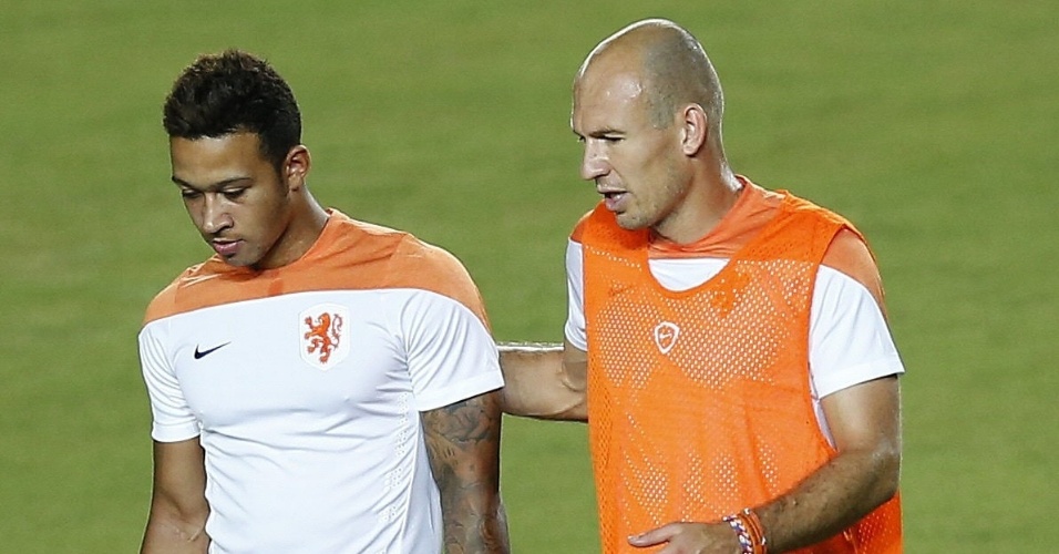 Robben conversa com Rekik durante treino da Holanda, no estádio Pituaçu, em Salvador
