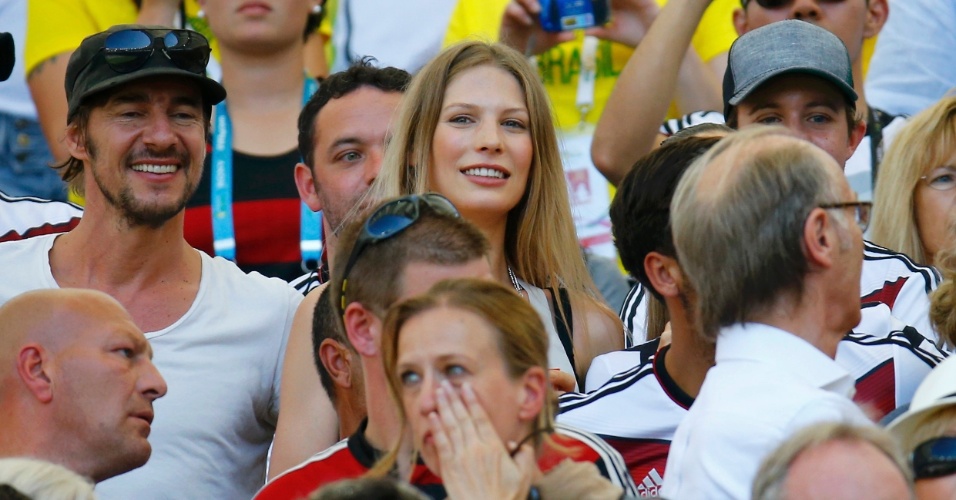 Sarah Brandner, namorada de Schweinsteiger, é vista na arquibancada do Maracanã para assistir ao jogo contra a França