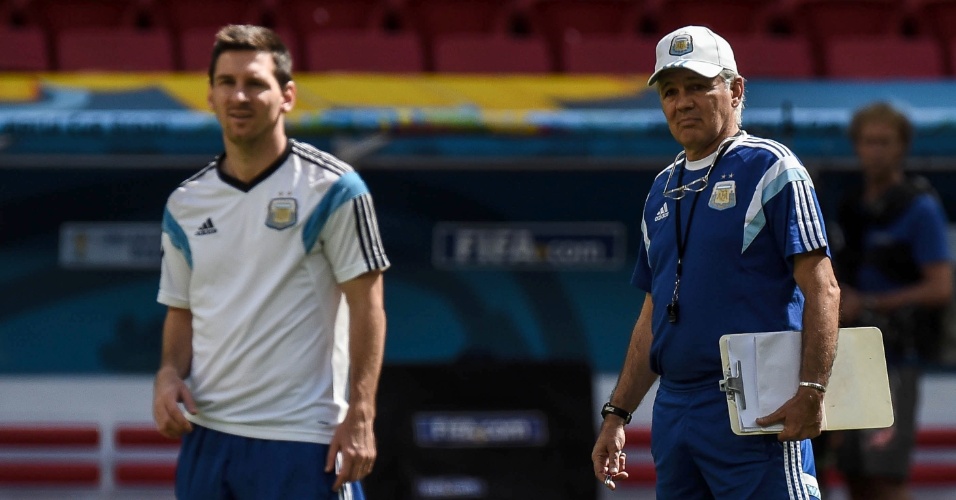 Técnico da Argentina Alejandro Sabella e Lionel Messi participam do treinamento da equipe, no Mané Garrincha, nesta sexta-feira