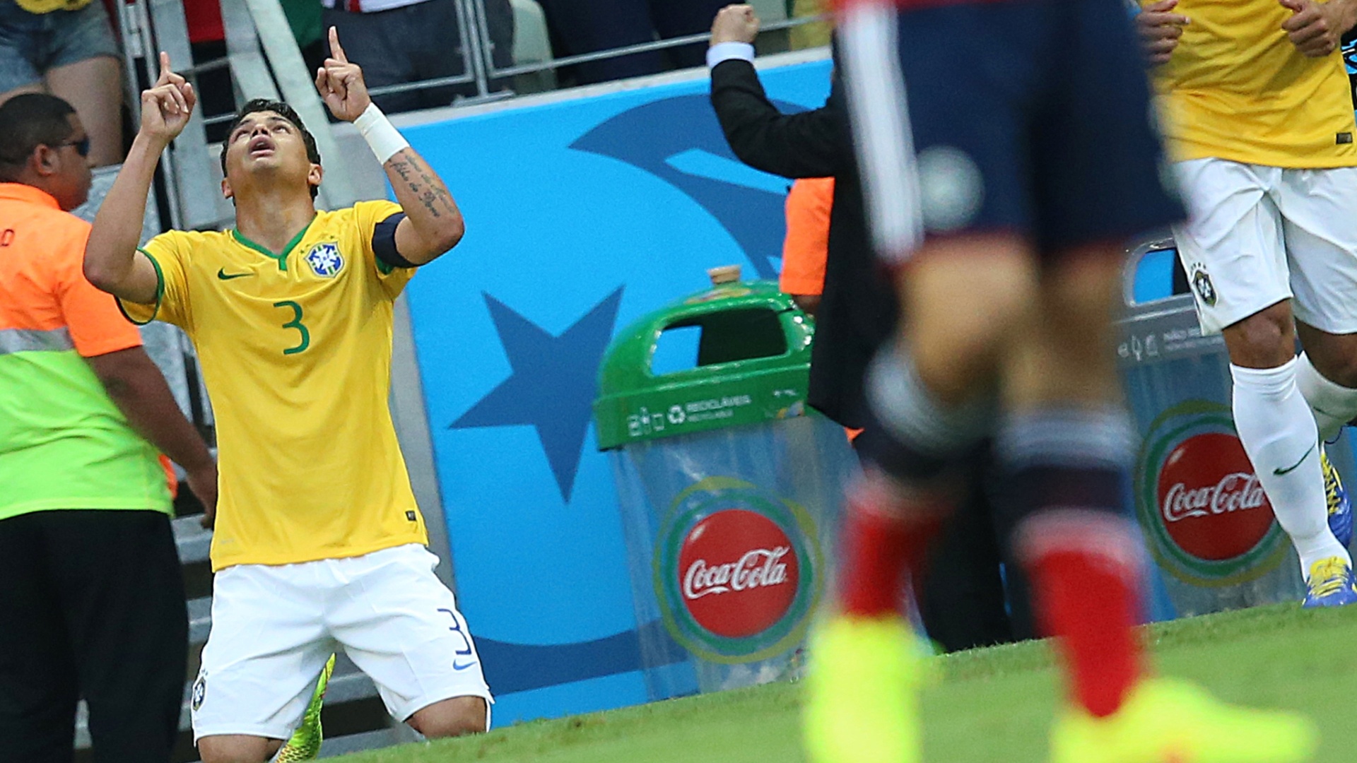 04.jul.2014 - Thiago Silva comemora após abrir o placar para o Brasil contra a Colômbia, no Castelão