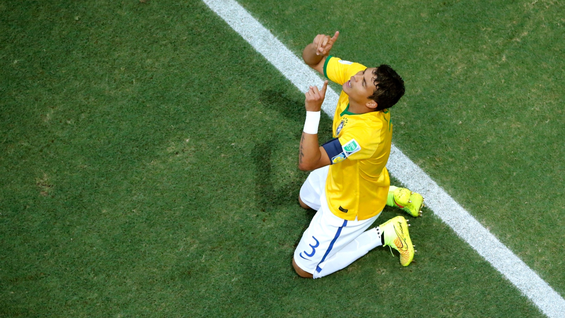 04.jul.2014 - Thiago Silva se ajoelha e agradece o primeiro gol do Brasil, que abriu a vitória por 2 a 1 sobre a Colômbia. Os brasileiros enfrentam agora a Alemanha na semifinal