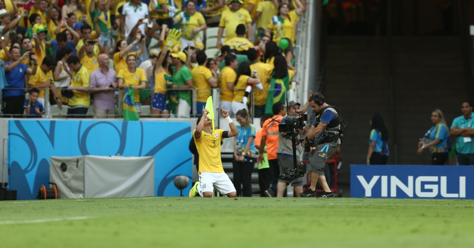 04.jul.2014 - Thiago Silva se ajoelha no gramado e comemora o primeiro gol do Brasil contra a Colômbia, no Castelão