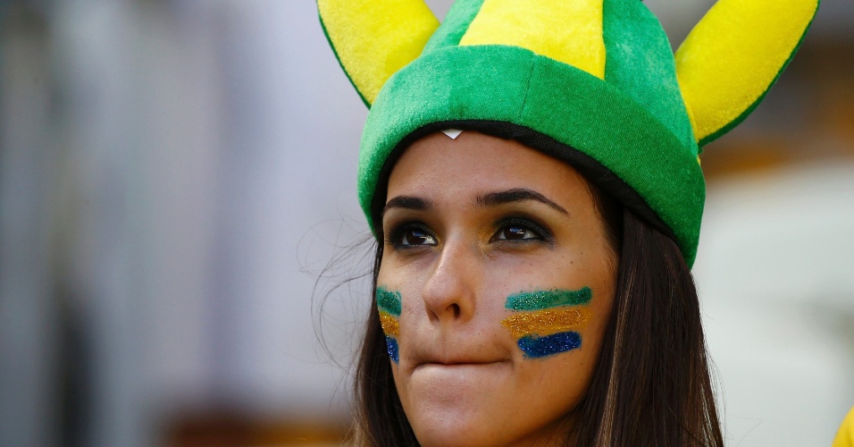 Torcedora brasileira de chapéu aguarda início do jogo entre Brasil e Colômbia, no Castelão, em Fortaleza