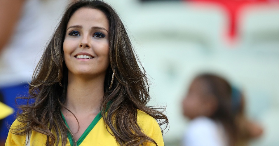 Torcedora do Brasil espera início do jogo contra a Colômbia no Castelão
