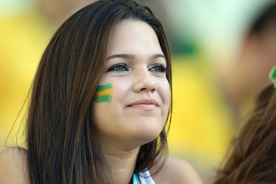 Torcedora do Brasil espera início do jogo contra a Colômbia no Castelão