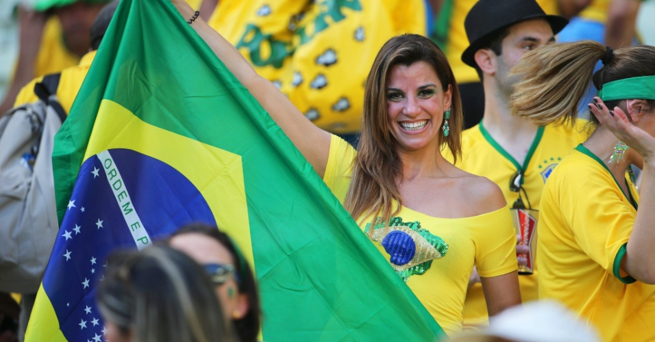 Torcedora do Brasil leva bandeira à arquibancada do Castelão para o jogo contra a Colômbia