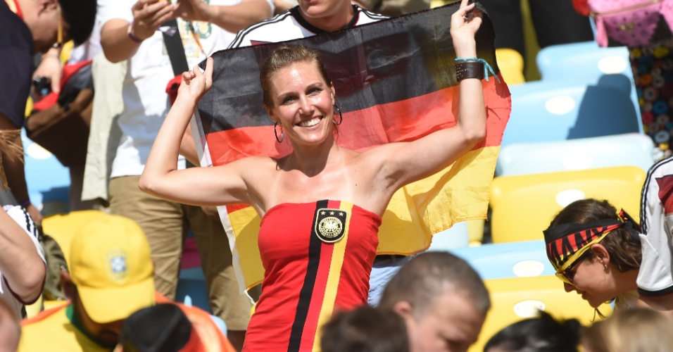 Torcedora leva a bandeira alemã para o jogo contra a França, pelas quartas de final